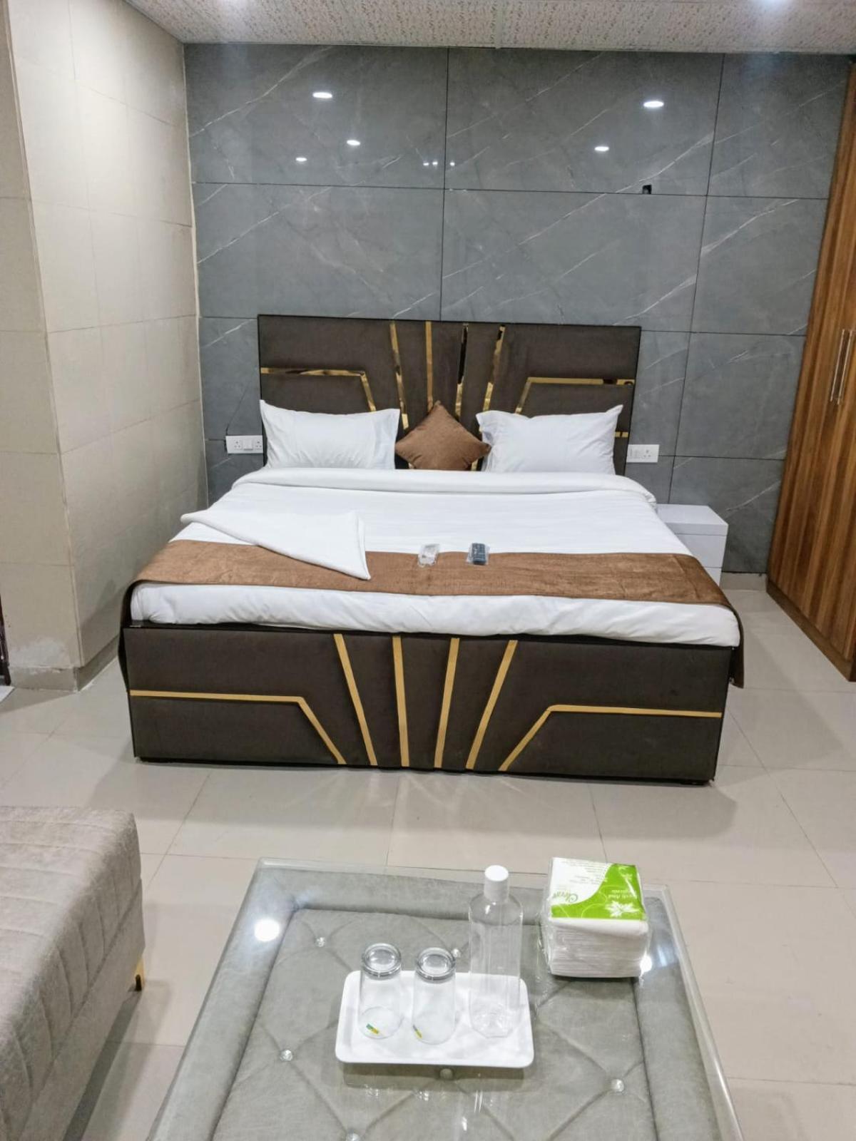 Soooper Hotel Γκουργκάον Εξωτερικό φωτογραφία
