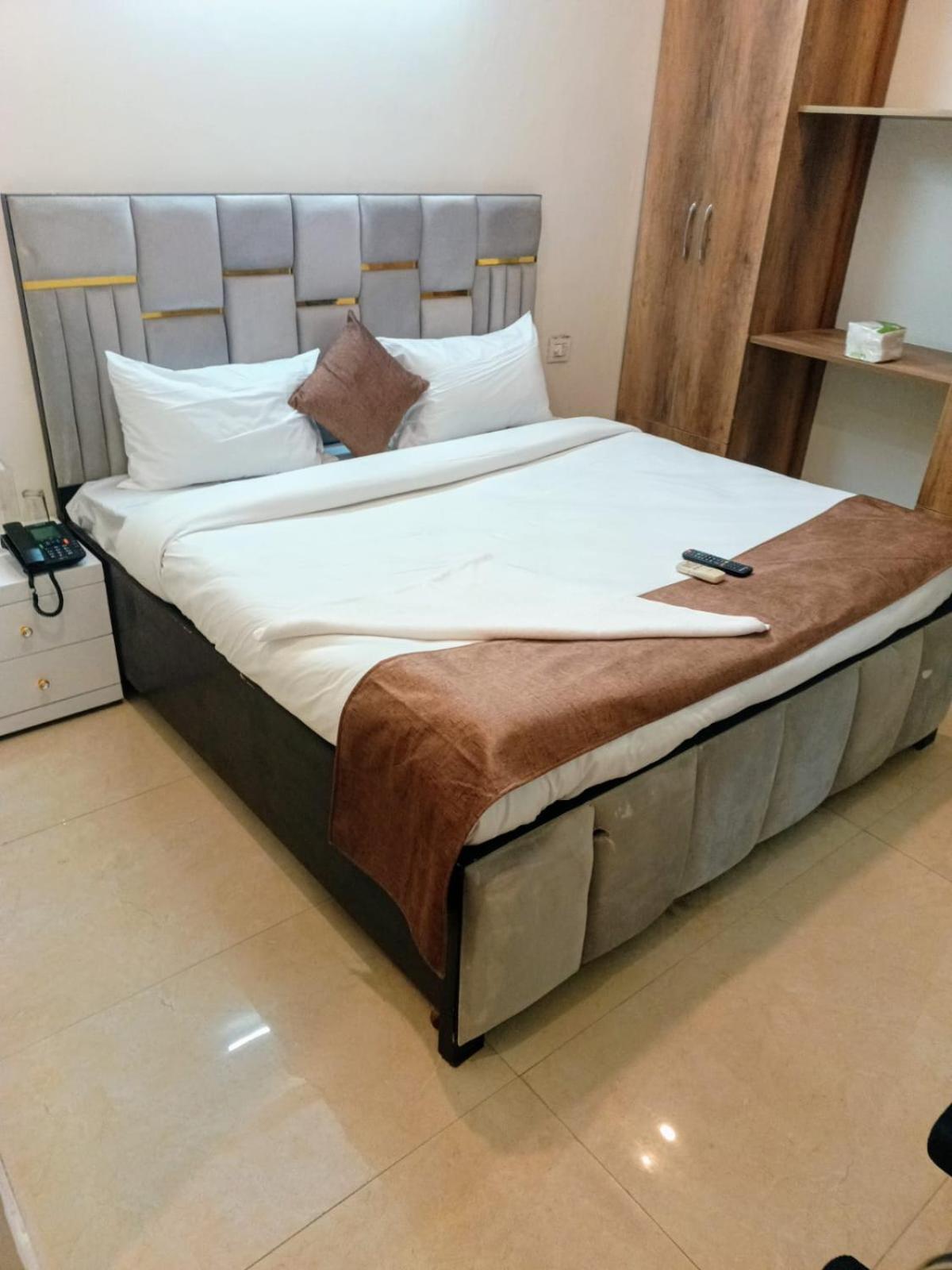 Soooper Hotel Γκουργκάον Εξωτερικό φωτογραφία