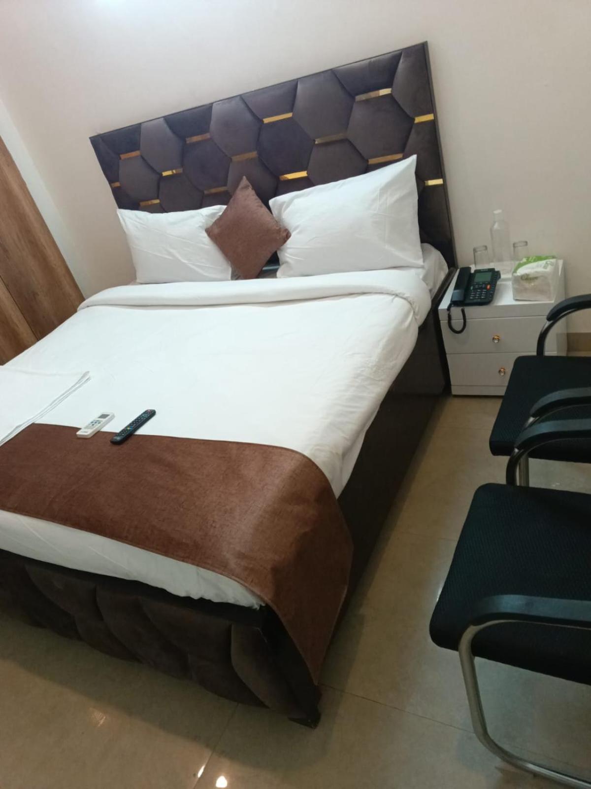Soooper Hotel Γκουργκάον Εξωτερικό φωτογραφία